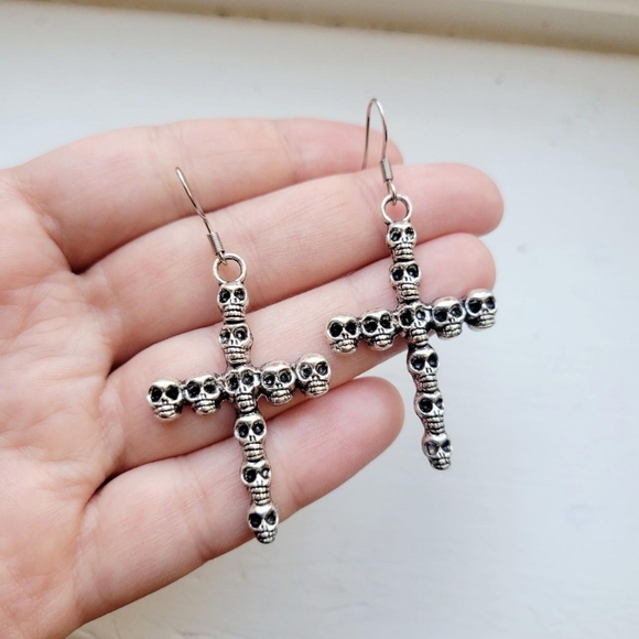 Pair of Silver Simple Classic Skull Skeleton Bones Cross Hook Drop Earrings - Picture 4 of 8